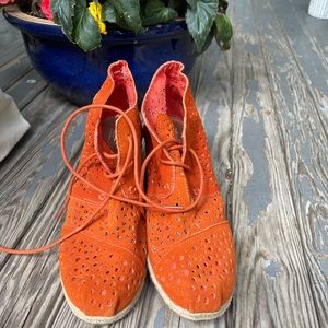Tom’s Suede Wedge Heels W9